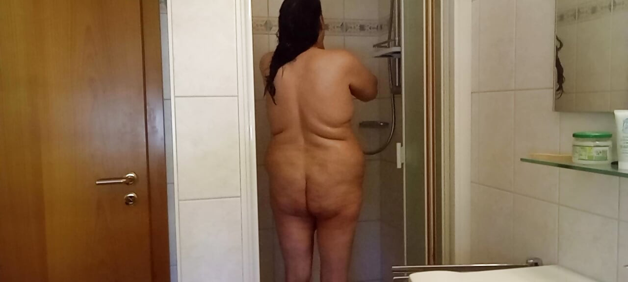 שגרת מקלחת פרטית של BBW מבוגרת