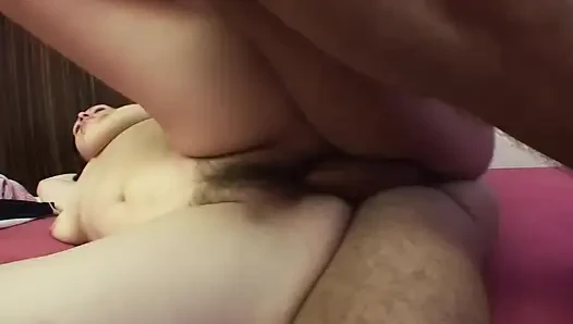 Memek berbulu dan lubang pantat sempit cewek semok ini dientot habis-habisan sampai mengerang keenakan