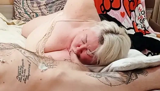 Die nachbarin ist hell auf ihren füßen und lutscht meinen schwanz, bis ich in ihren mund komme