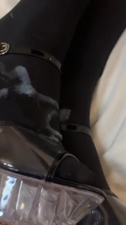 Episkt ögonblick från "Transparent High Heels Sandals Cum"