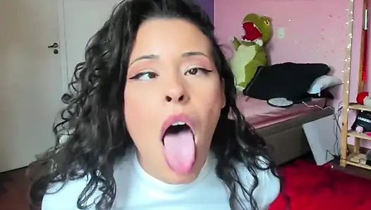 Ateşli esmer amcığı dışarıda götünü sallıyor