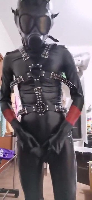 Full latex pojke wanking