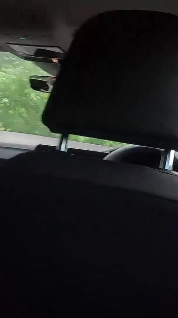 Moment de neuitat de la "Matură turcă agățată pentru futai în mașină cu doi tipi germani"
