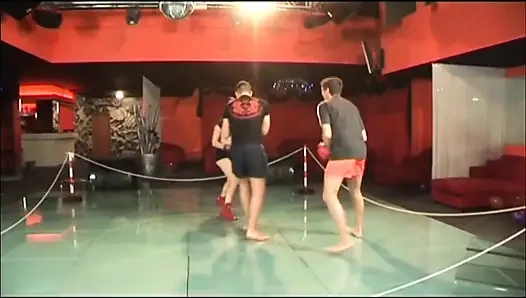 Лесбиянки целуются, лижут, трахают пальцами и трахаются в тройничке с большим членом