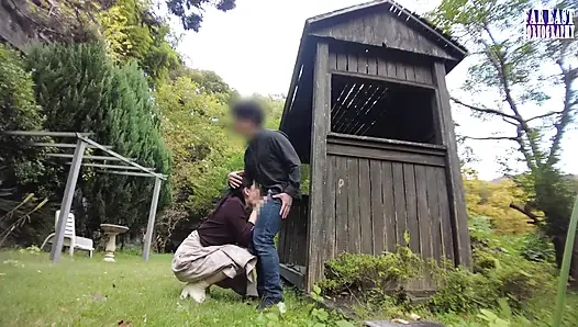 Cewek sange ini menggoda pria dengan rok mini ini sampai klimaks saat dia tenggelam - 2