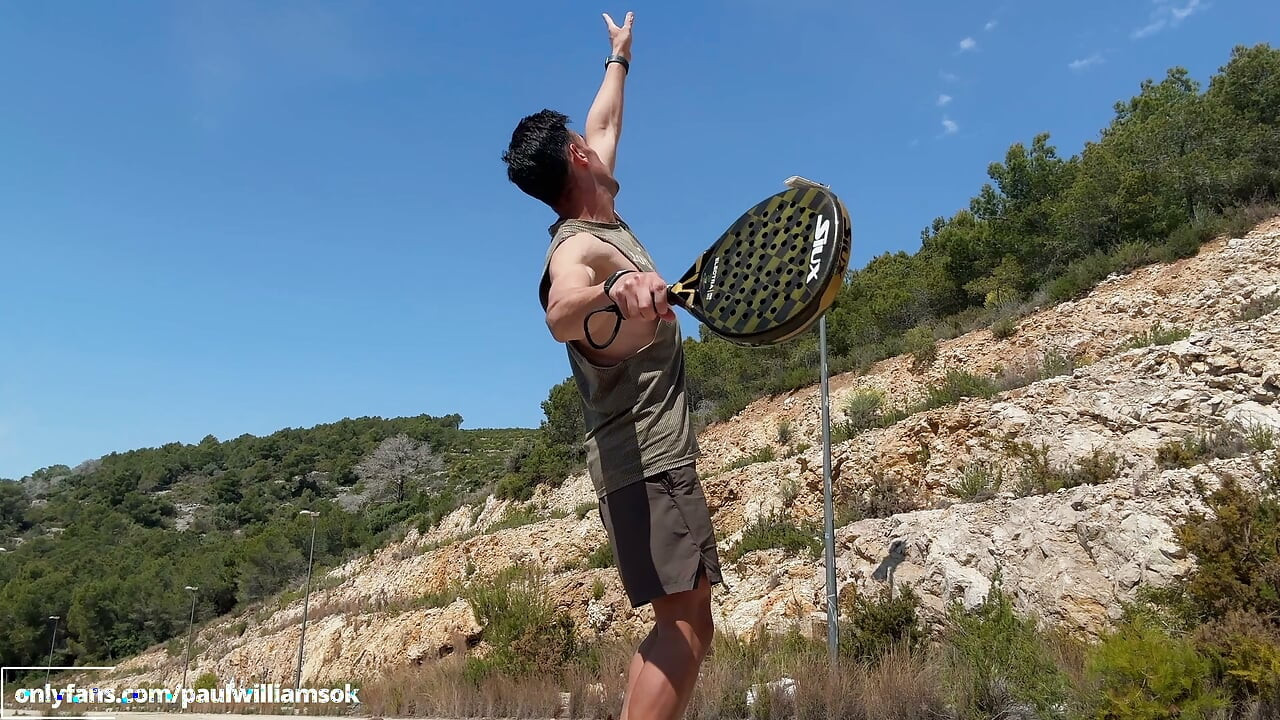 Fitnessçı padel'i açık havada çıplak eğitıyor