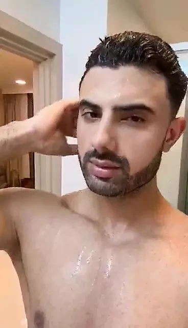 Un ragazzo arabo muscoloso mostra il suo corpo caldo