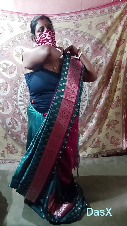 Groene Saree laat solo sfw vallen