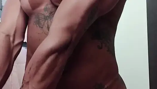 Zenci orta yaşlı seksi kadın pozları üzerinde çalışıyor