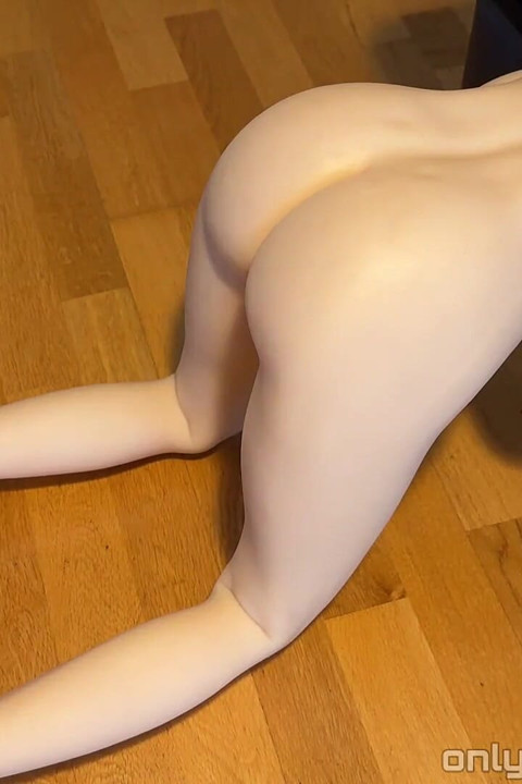 Rate mal was! Sie bleibt auf der Couch stecken und sie weiß nicht, was sie mit ihr machen soll. Ich werde meine wünsche erfüllen und ihr von hinten für ihre enge