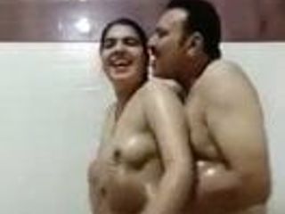55 yaşındaki polis ve 25 yaşındaki kadın polis seksten zevk alıyor