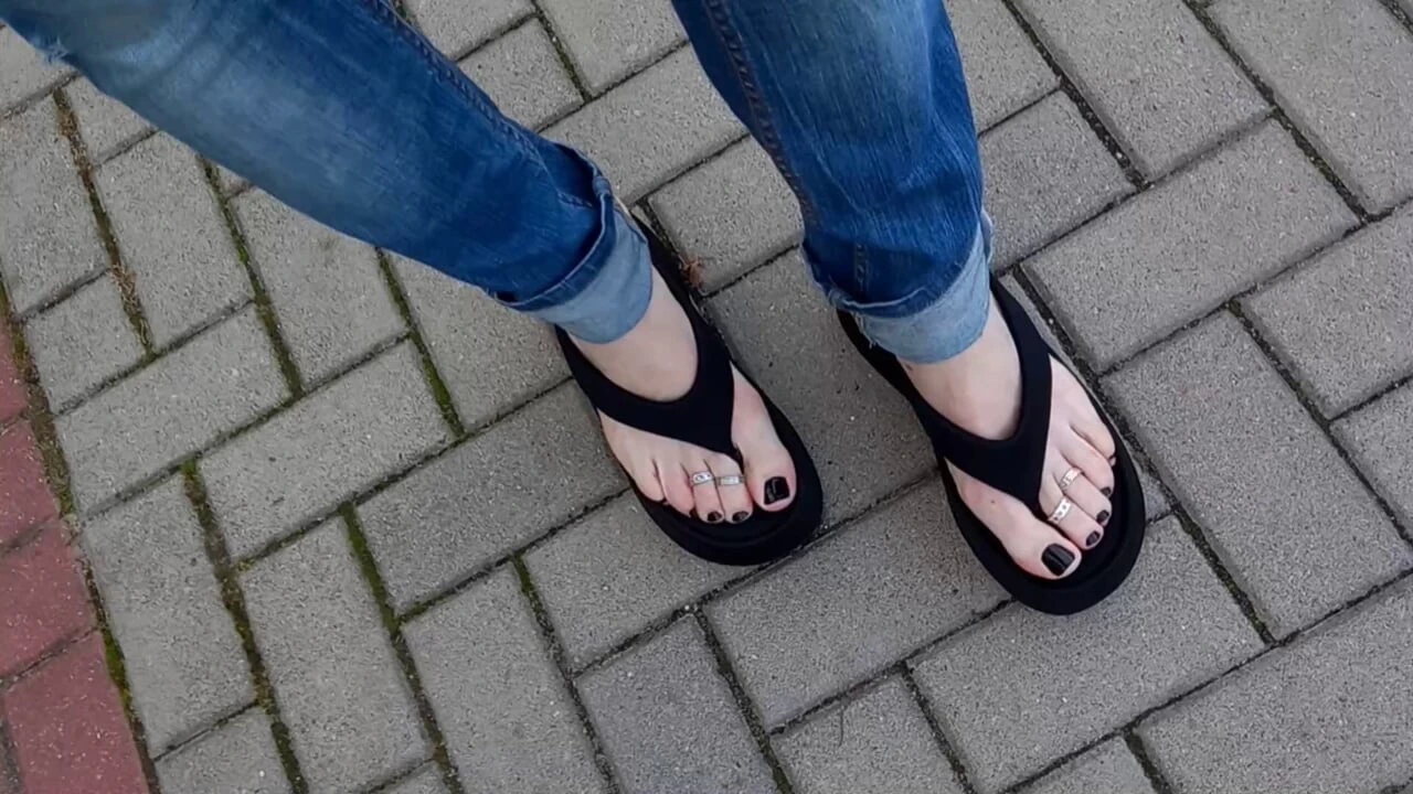 Crossdresser menggoda dengan kakinya di jalan
