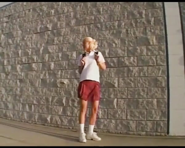 Ξανθιά ώριμη καριόλα δαχτυλώνει το μουνί της που στάζει και γλείφει καθαρά