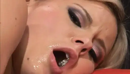 Ateşli kaltak sakso çektikten sonra sıkı amını ve götünü siktiriyor Yüze boşalma kazanıyor