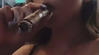 Femmes avec un beau cigare