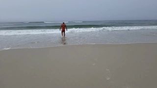 Fire island rallentatore passeggiata sulla spiaggia