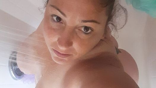 Scopando la mia figa grassa con un grosso dildo bbc