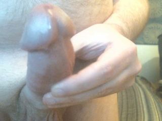 Le dégoulinant de beaucoup de précum conduit à une éjaculation mains libres