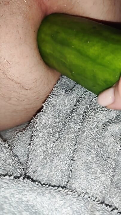 Moja žena me jebe u guzicu ogromnim krastavcem.