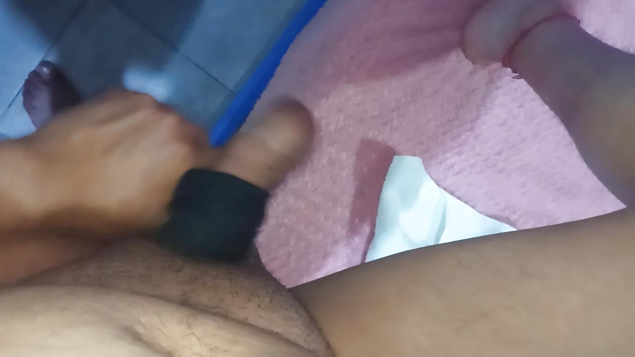 Saya bermain dengan batang saya dan stoking untuk melancap.