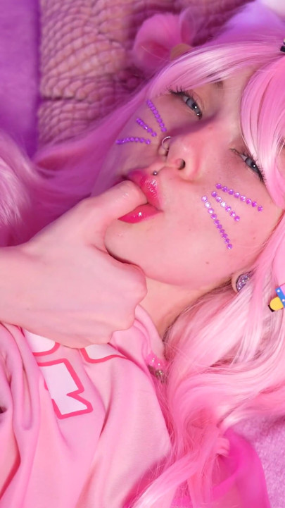The kitty feels horny and plays with her wet mouth. Karneli Bandi