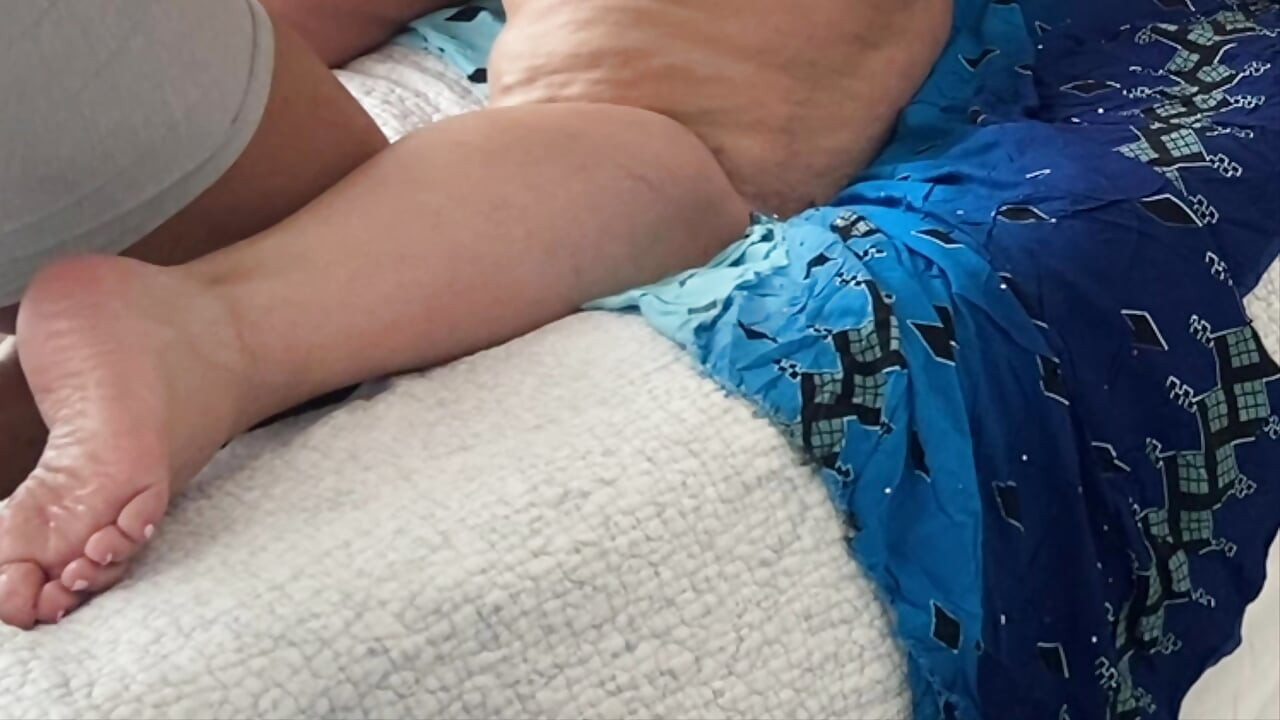 Hot Oil Milf Τρίψτε το διαφυλετικό σεξ χωρίς καπότα