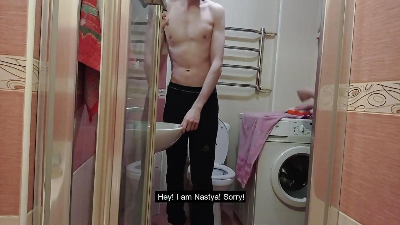 जब मैं शेव कर रही थी तो मेरा छात्रावास रूममेट धोने आया
