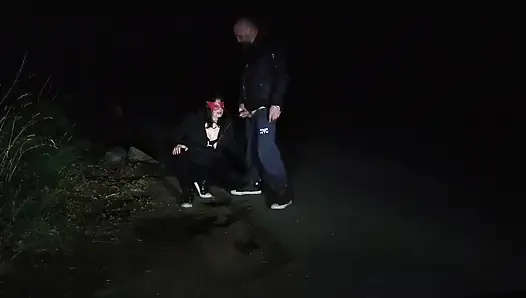 Urinieren auf das gesicht der ehefrau im freien, goldene dusche