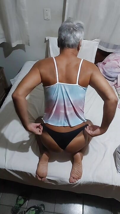Ladysilva in bed doing live chat showing off her hot ass to her followers