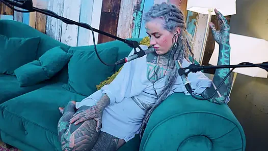 Aku berbicara tentang f - fear - asmr podcast sfw berbicara tentang gadis gothic bertato rambut gimbal