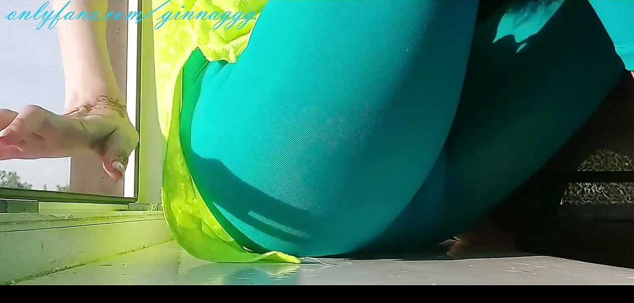 脚部按摩湿润的脚, 湿滑的脚趾轻抚美丽的指甲 修脚 性感的Ginnagg