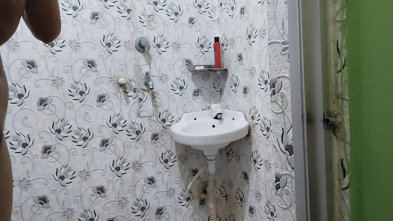 Bhabhi se bathroom me payar