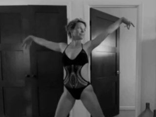 Evangeline Lilly - dança de biquíni super sexy