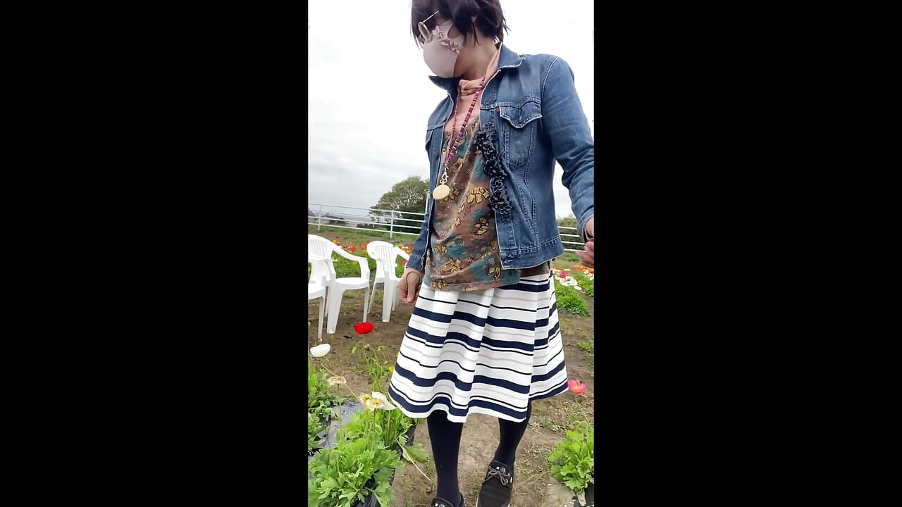 No195 Tucking Exposure in a Flower Garden