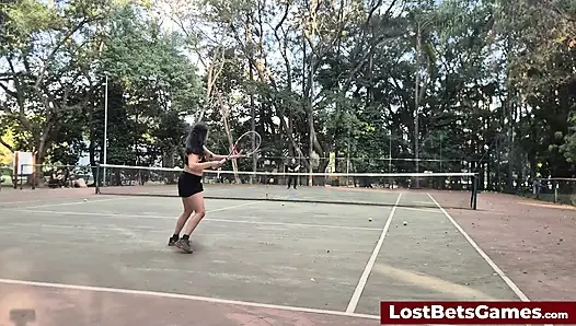 Rafaela ve Igor striptiz tenisi maçını dışarıda yapıyor