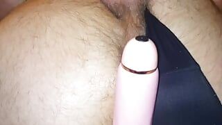 घर पर अकेले कामुक लंड वीर्य के साथ लंड हिलाते हुए