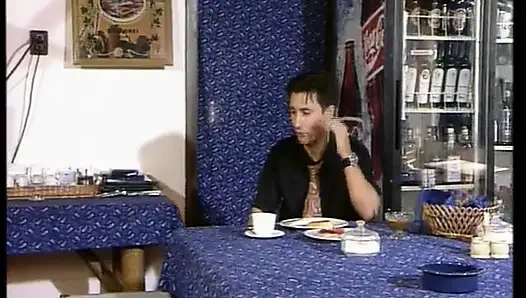 Это немецкая крошка в красных колготках, которая наклонилась и трахается