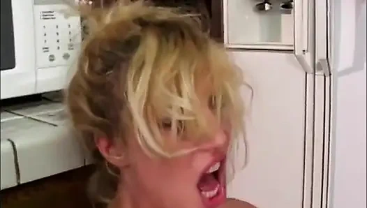 Seksi sarışın ve büyük memeli kızıl saçlı lezbiyenler dildo emiyor amcık dildo mutfakta sikiliyor