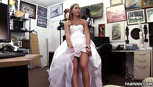 Une blonde sexy met en gage une robe de mariée - pion xxx