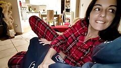 Esposa en pijama se folla a una amiga en silencio mientras su marido duerme en la habitación
