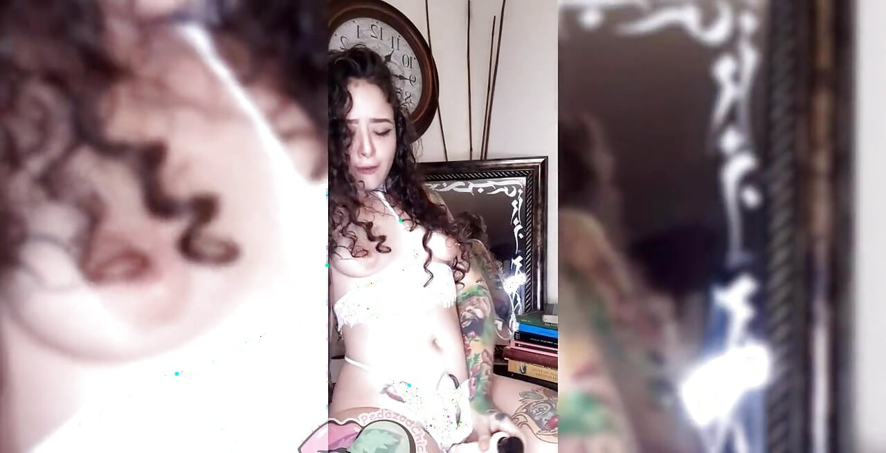 Zierliche brünette mit tattoos masturbiert