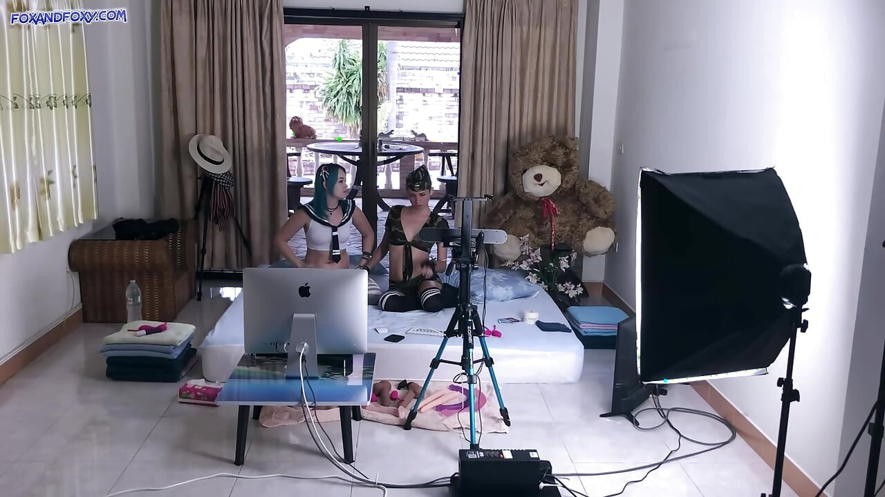 Webcam stars Lisa Fox and Kira Foxxi behind the scenes. Anal, Lesbi games, fingering and Squirt each other