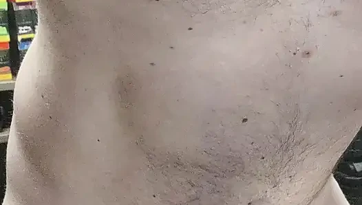 Yalnız erkek el fenerini sikiyor ve dölü kenarda tutuyor