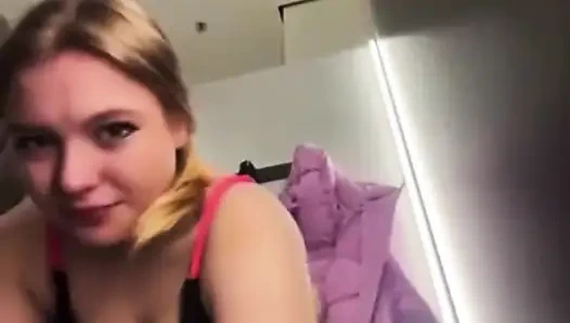 Soyunma odasında aşırı yakın çekim amcığı parmaklıyor