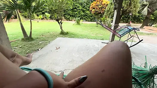 Kolombiyalı köylü kadın komşularının onu izlemesi için evinin önünde mastürbasyon yapıyor