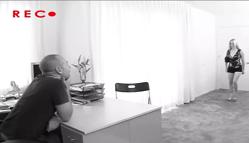 Minúscula loira Kendi leva um enorme pau branco