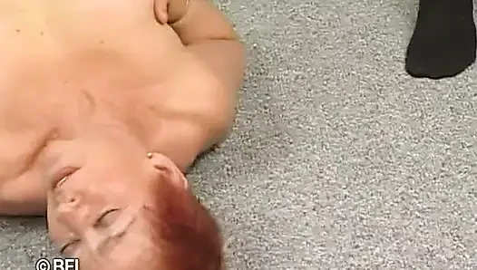 Çoraplı kızıl saçlı nine yarağa biniyor