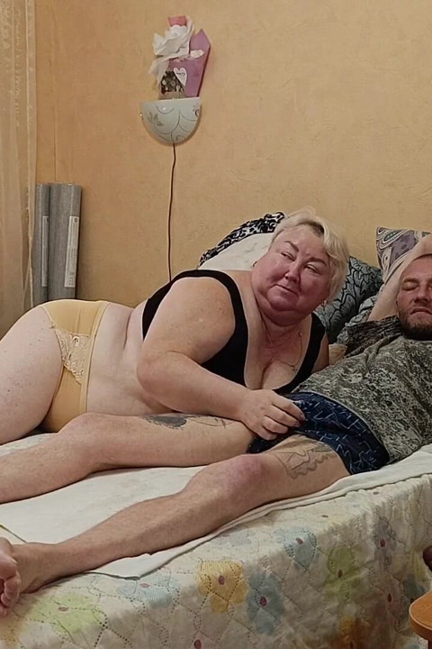 Ejaculação de um boquete profundo de um vizinho
