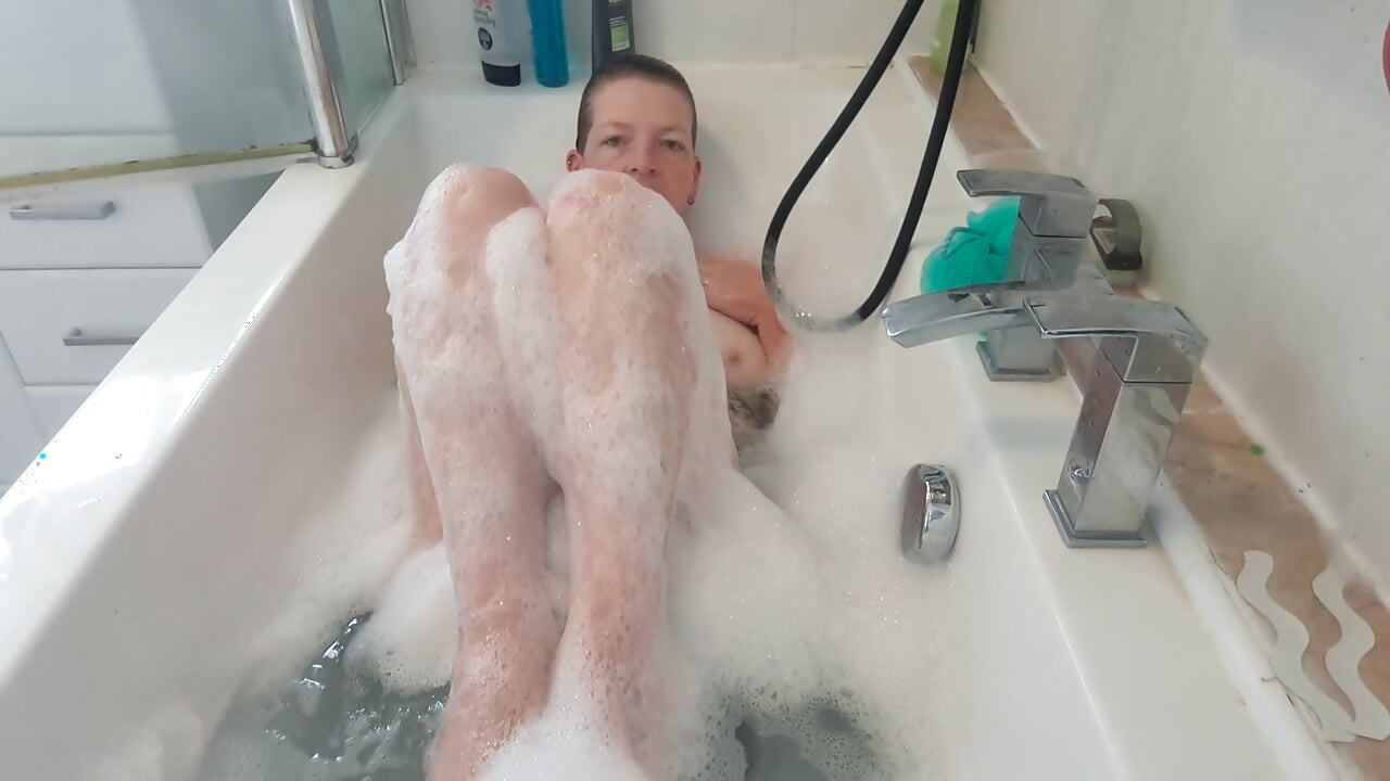 Badtijd orgasme met bubbels en Lovense. Ik had zo'n leuke tijd!