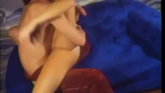 Yuvarlak götlü şehvetli hatun derin anal sikişiyor